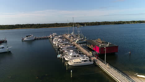 Boote-Am-Pier-Im-Eingang-Der-Seen