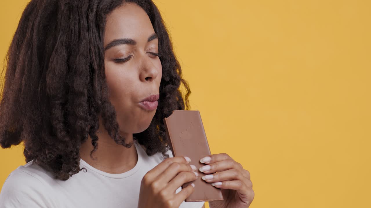 Una mujer comiendo chocolate.