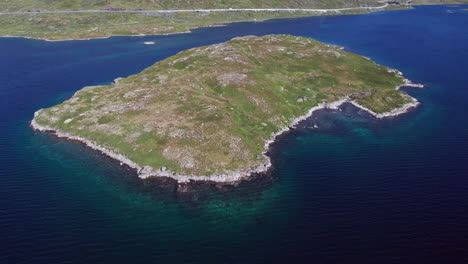 Toma-Aérea-De-Una-Grúa-Inclinándose-Hacia-Abajo-Sobre-Una-Pequeña-Isla-En-Un-Fiordo-En-Haukelifjell,-Noruega.