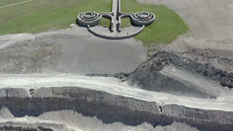 Una-Vista-Aérea-De-Las-Obras-De-Arte-Públicas-Cortadas-Con-Piedras-Frías-Cerca-Del-Puente-De-Pateley