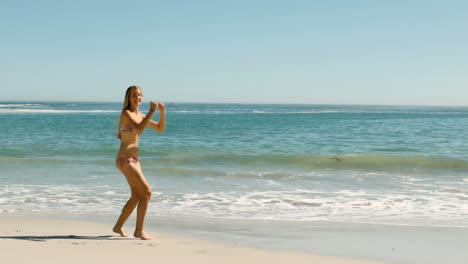 Blonde-Frau-Springt-Am-Strand