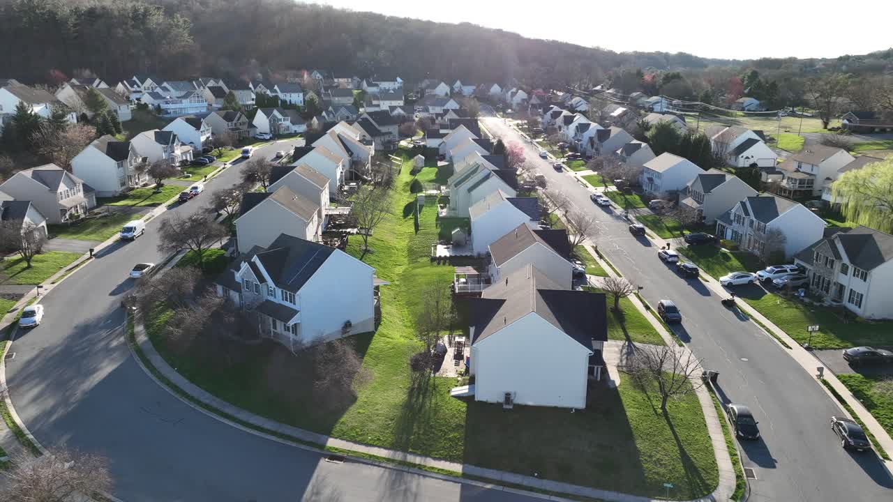 Nuove case simili in un idilliaco quartiere periferico americano al tramonto