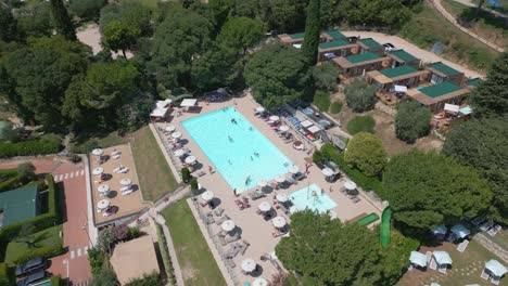 tomada aérea de la piscina en el campamento de la rocca en el lago garda, italia 4k drone