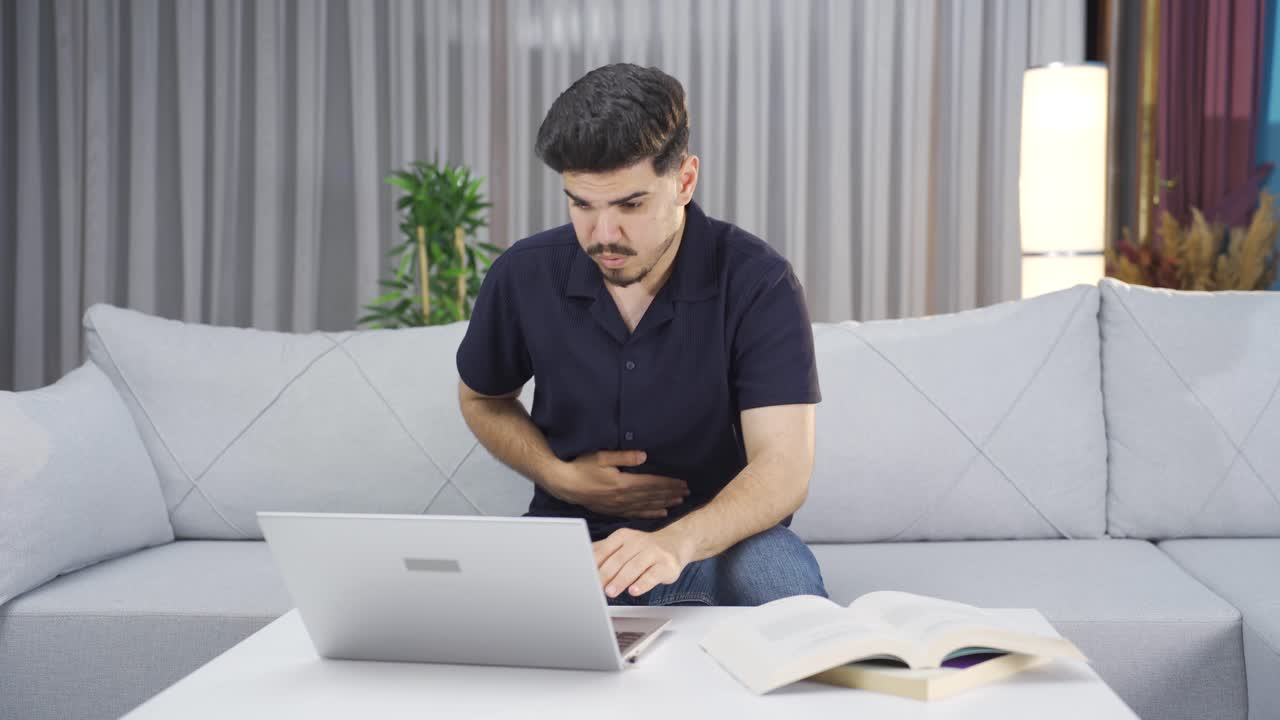 un joven con dolor de estómago.