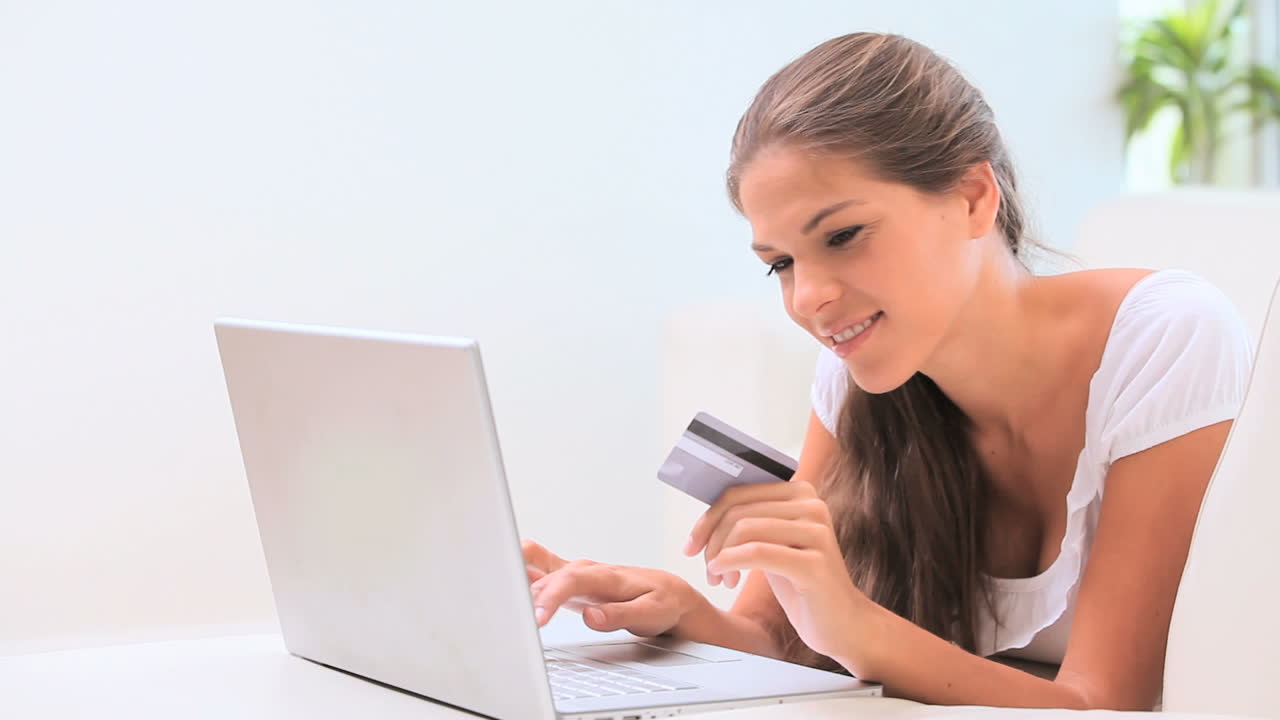 joven haciendo sus compras en línea