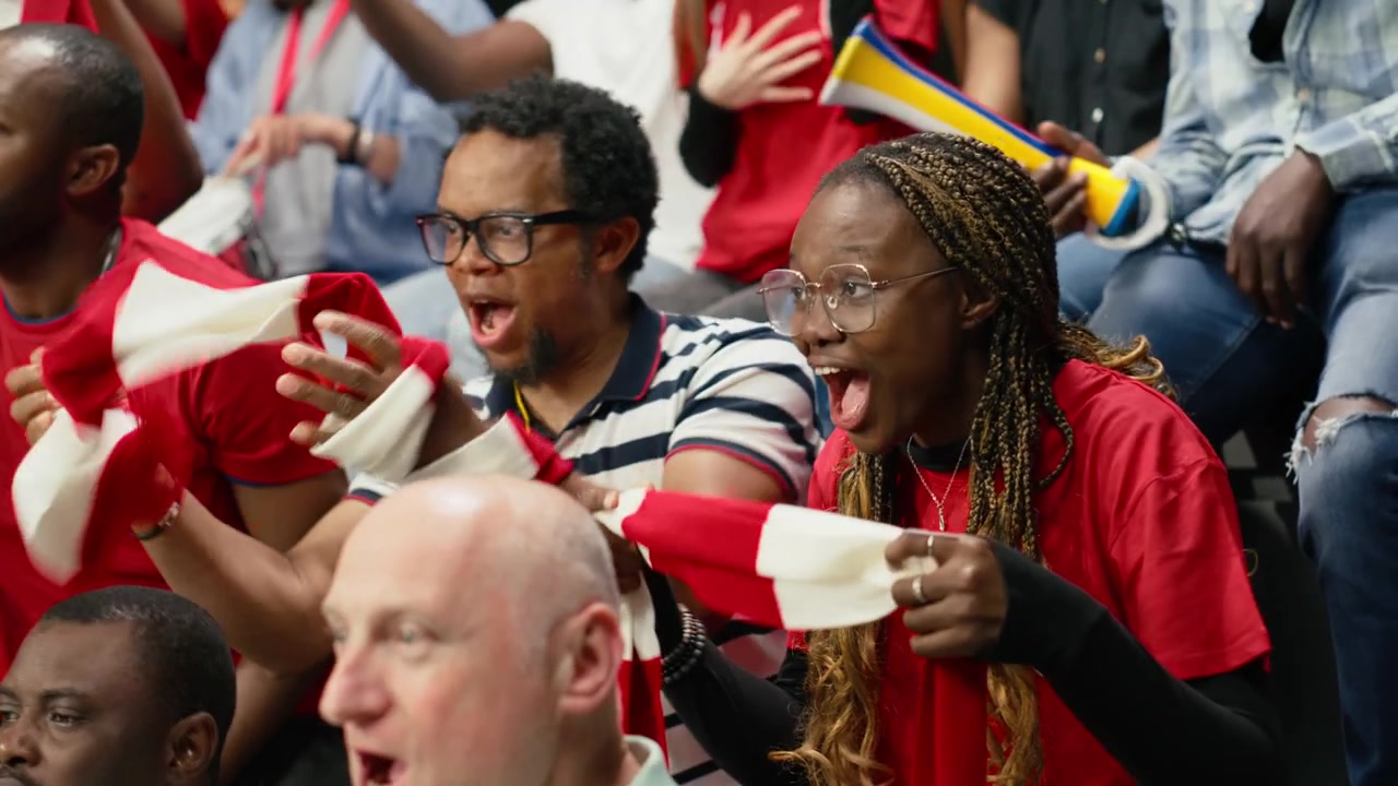 Aficionados al fútbol felices celebrando la victoria de un partido de fútbol y abrazándose.