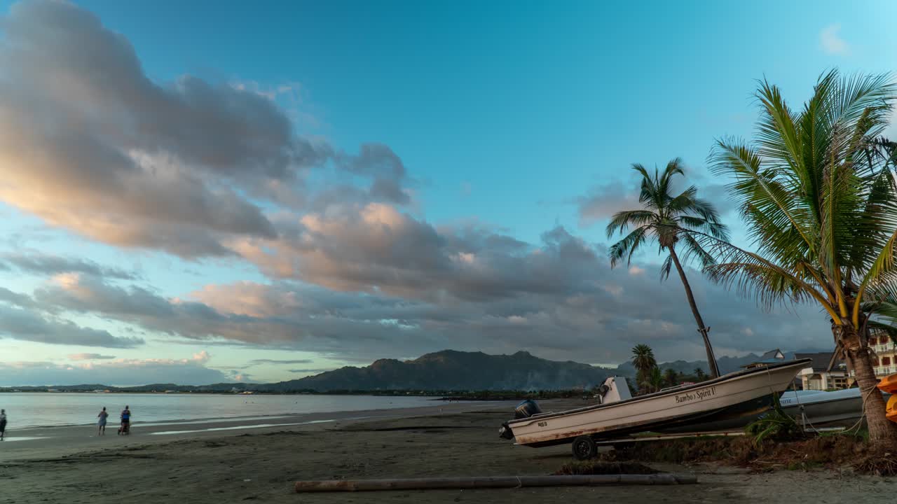 puesta de sol de la hora dorada en la playa tropical fiji continental, barco en la costa, lapso de tiempo