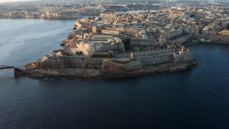 Berühmte-Altstadt-Von-Valletta-Auf-Malta-Bei-Sonnenuntergang---Drohnenaufnahme-Aus-Der-Luft