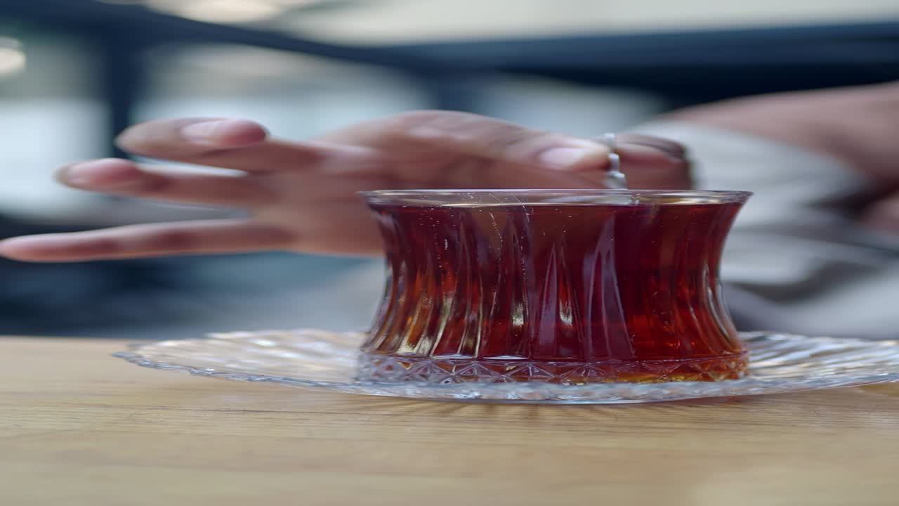 터키 차 한 잔 을 즐기는 사람