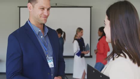hombre de negocios hablando con una mujer de negocios en la sala de conferencias con un handsha y un apretón de manos