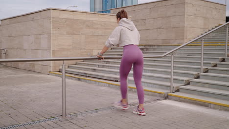 mujer estirándose al aire libre