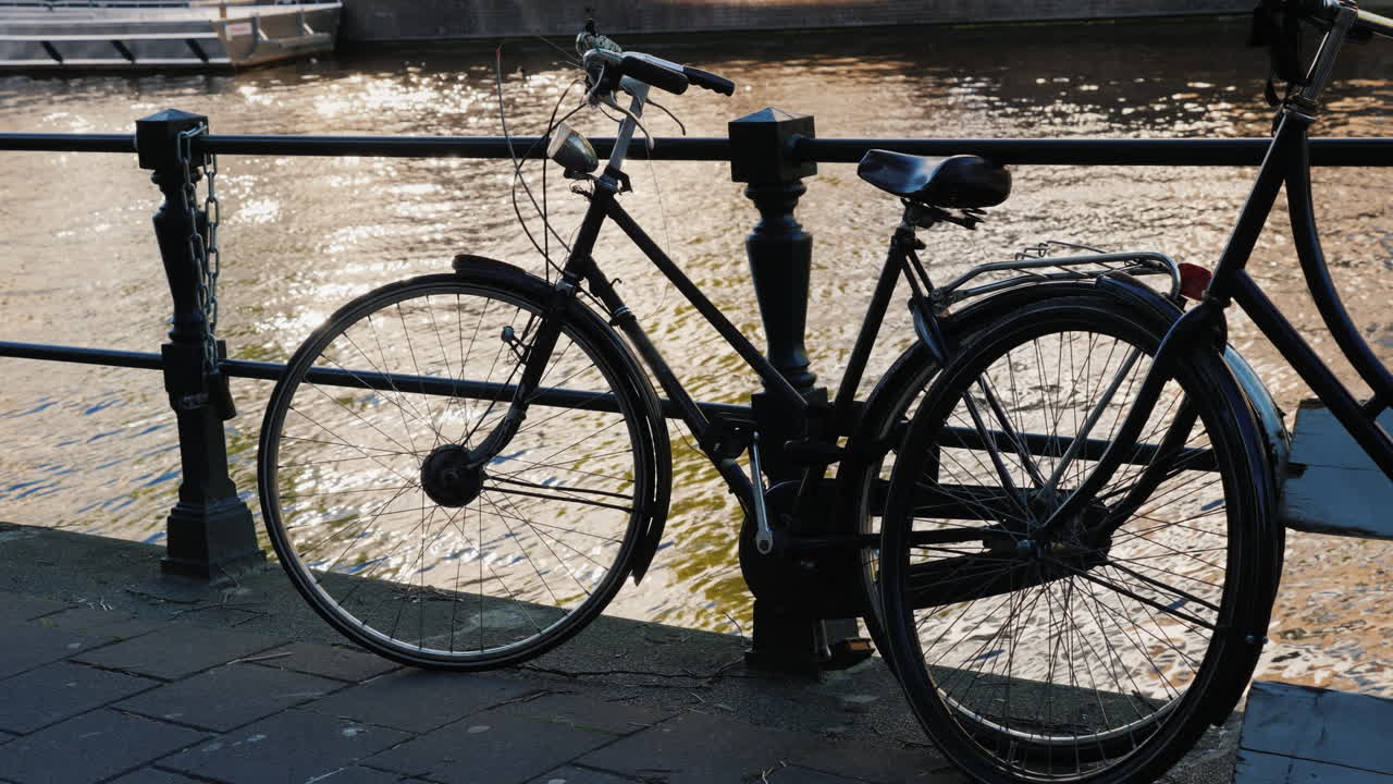 암스테르담 운하 난간 옆의 자전거