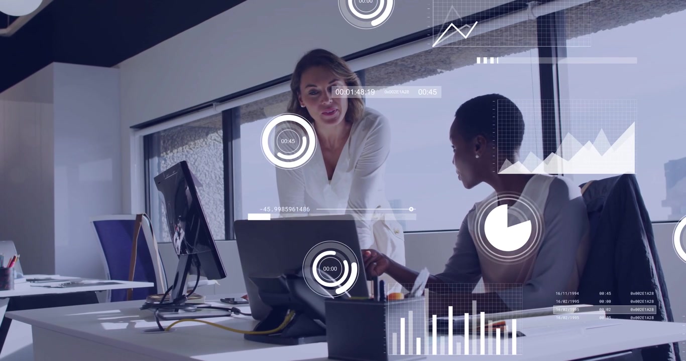 Video verticale: Leader in top bianco che si sporge, gestendo i dati in ufficio mentre un analista digita su un HUD del laptop.