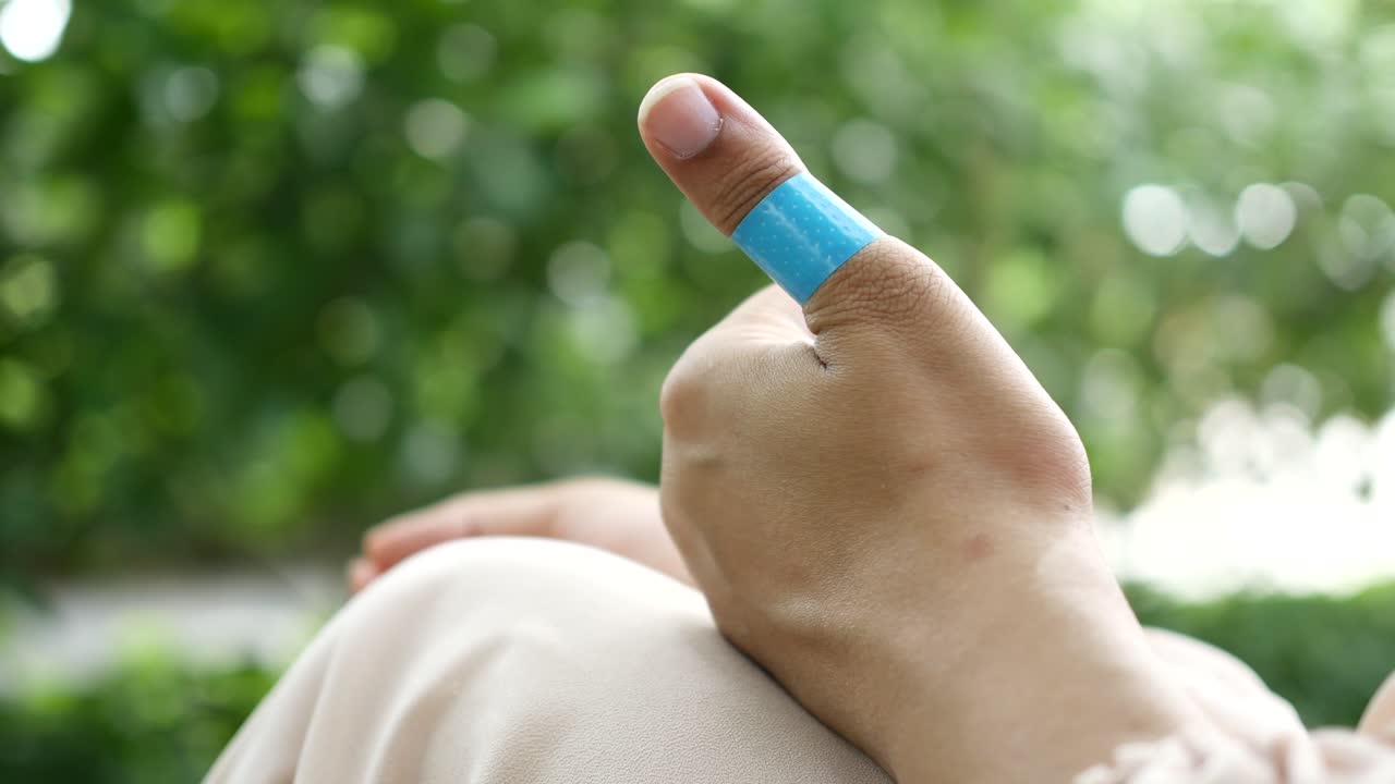 손에 붙이는 접착제 붕대 근접