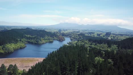 Tiro-De-Drone,-Camión-Dejado-Sobre-El-Bosque-Con-Un-Hermoso-Paisaje-Y-El-Monte-Taranaki-Como-Fondo,-En-Nueva-Plymouth,-Nueva-Zelanda