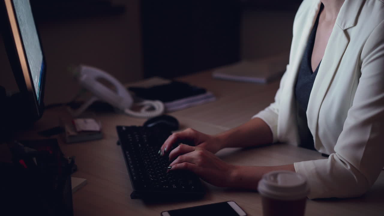 mulher a trabalhar até tarde da noite no escritório.