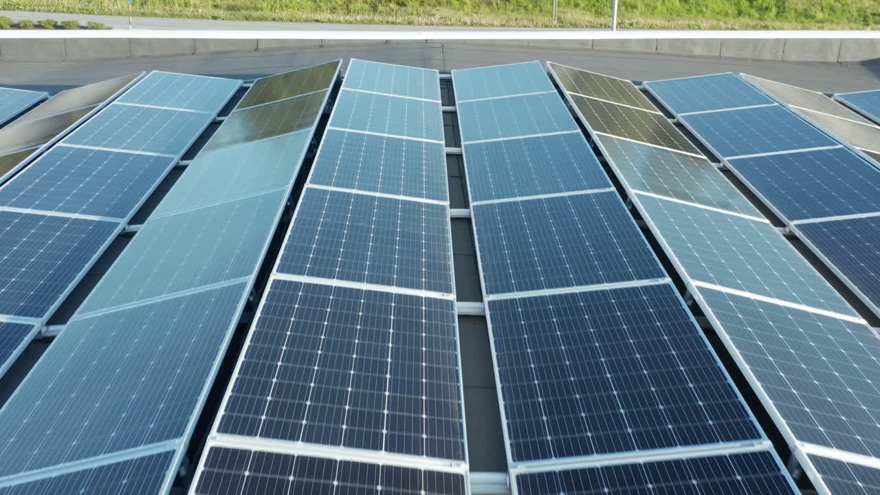 conjunto de paneles solares instalados, vista aérea de pájaro