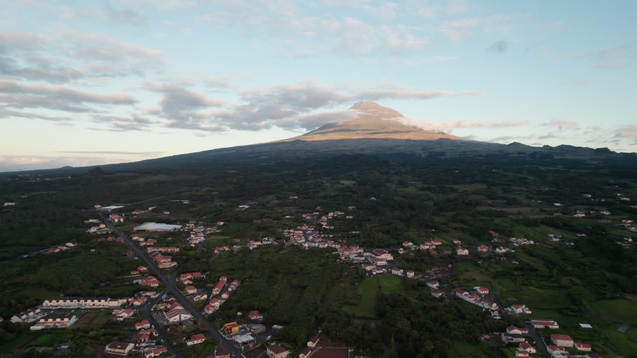 paisaje en la isla de pico con una ciudad y una montaña empinada