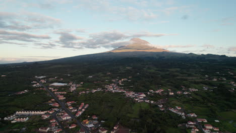 Landschaft-Auf-Der-Insel-Pico-Mit-Stadt-Und-Steilem-Berg