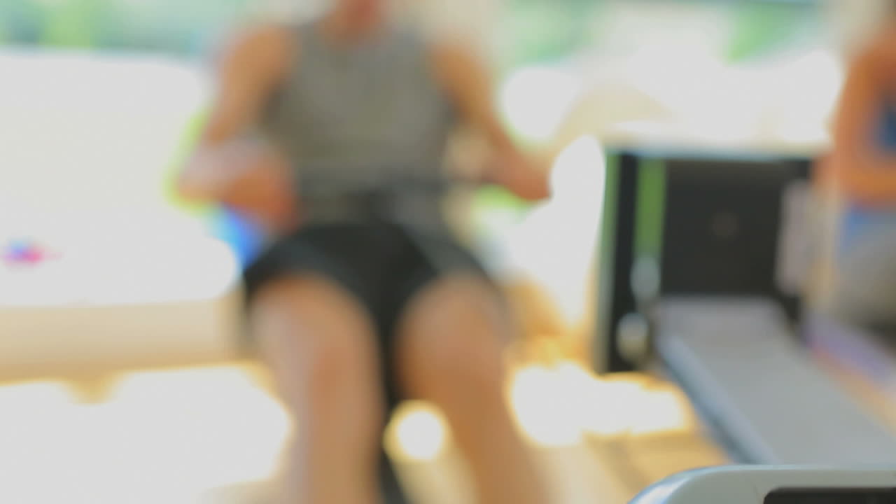 기계에서 rowing 남자에 초점을 맞추십시오