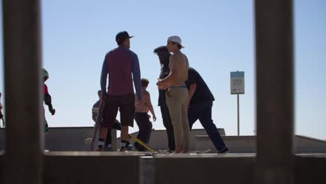 patinadores hablando en la