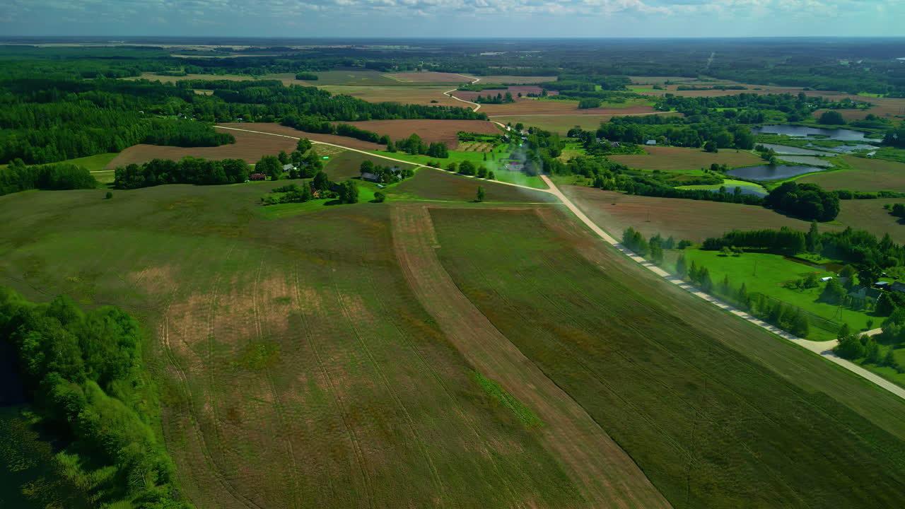 시골 도로 를 따라 있는 농경지 들 과 숲 - 경치 좋은 공중 비행장