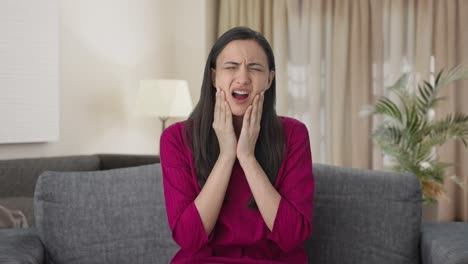 mujer india enferma que sufre de dolor de dientes