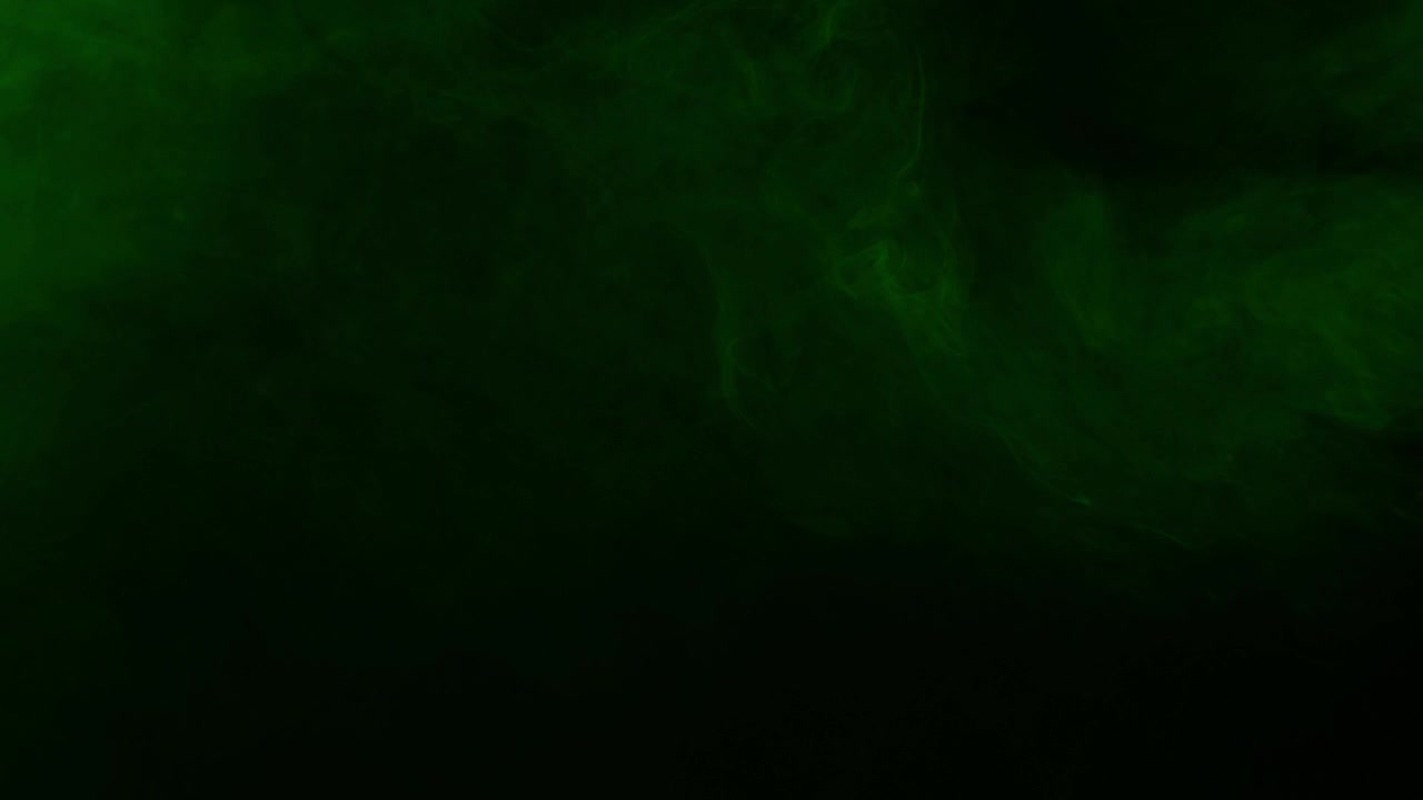 Realistisk grøn røg eller tåge driver og hvirvler på sort baggrund. Ideel til overlays, specialeffekter og skabelse af en mystisk, giftig eller magisk atmosfære, VFX