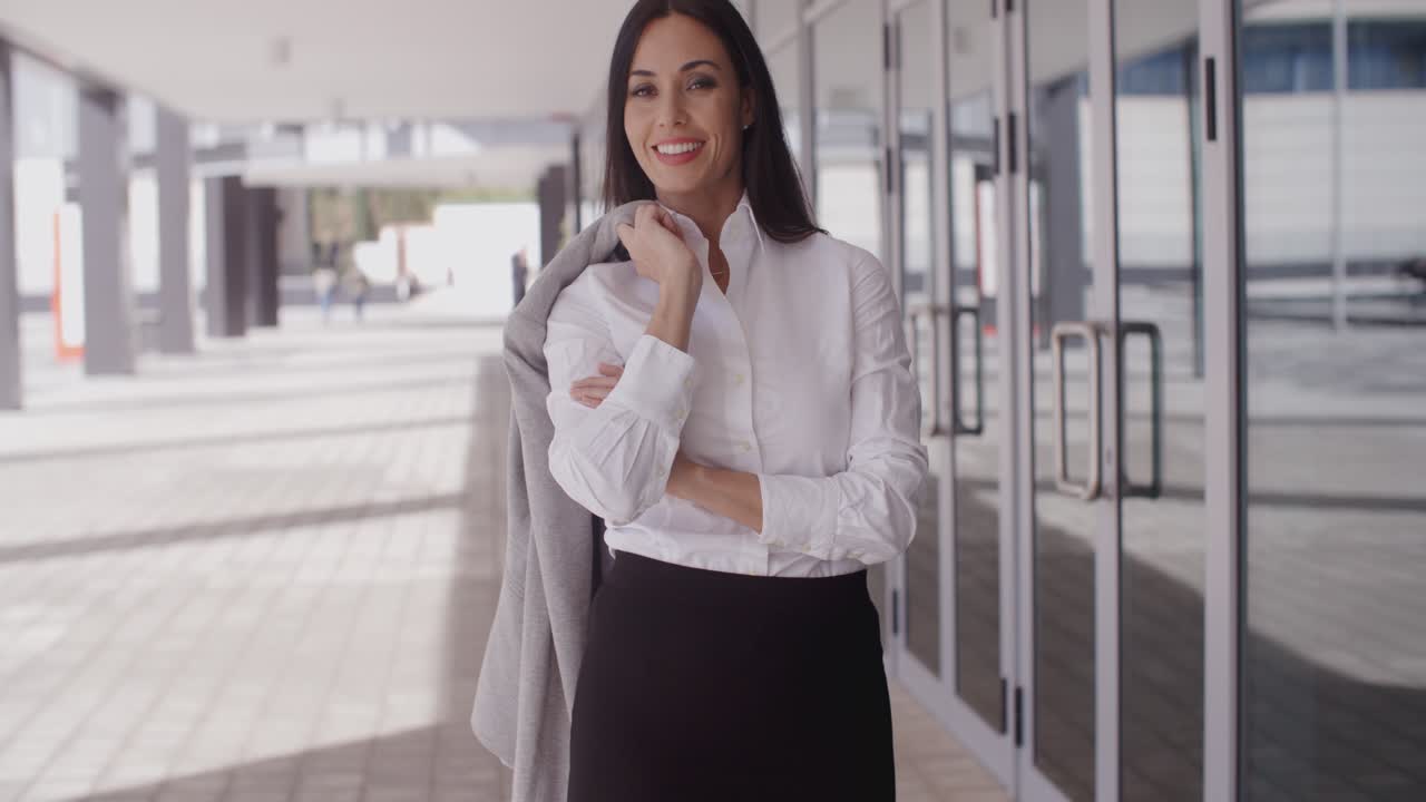 Empresaria con chaqueta al hombro