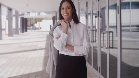 mujer de negocios con chaqueta sobre el hombro