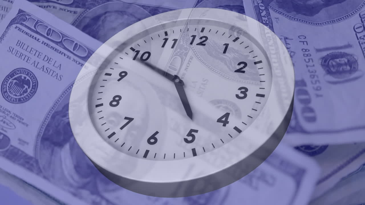 Animación digital de un reloj tictaqueando contra billetes de dólar americano girando de fondo
