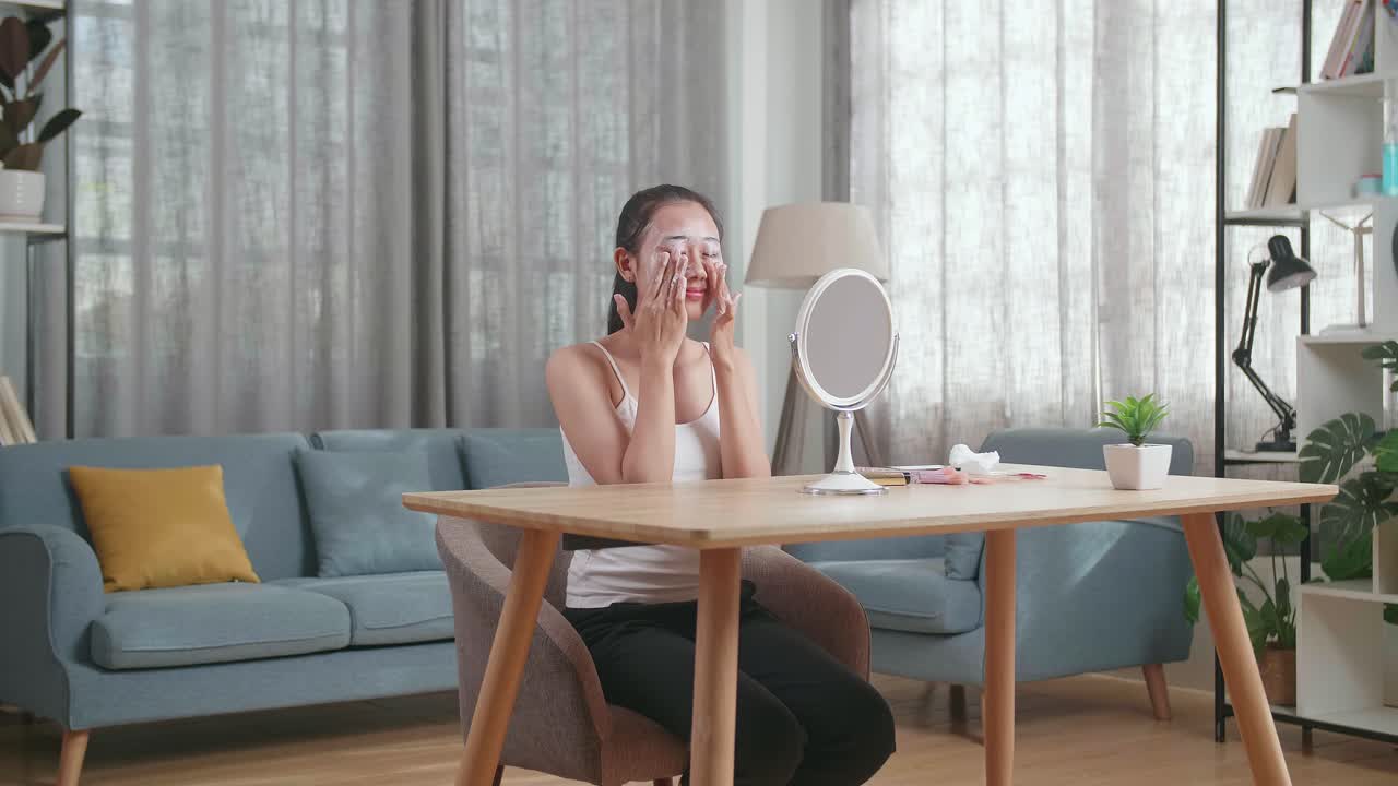 얼굴 마스크 를 착용 하는 여자