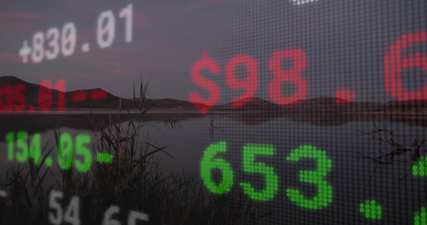 Eröffnung mit transparentem Ticker über einem See, digitale Werte gleiten und flimmern, um Marktverschiebungen zu zeigen.