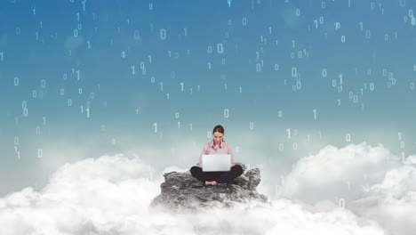 mujer de negocios usando una computadora portátil en las nubes