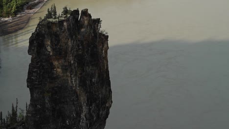 Natürlicher-Turm-Mit-Blick-Auf-Den-Fluss