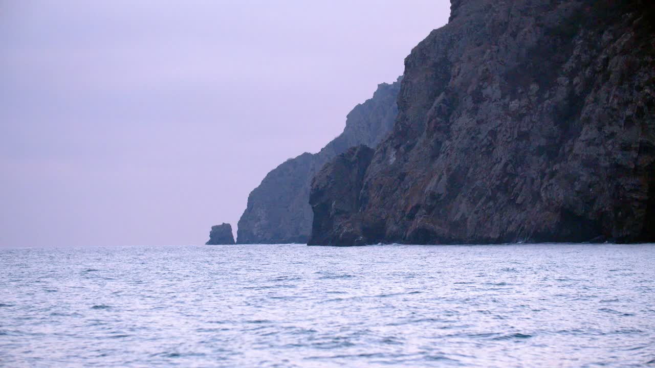 해안 바위와 바다