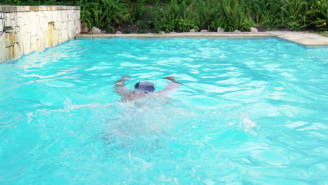 hombre guapo nadando en una piscina