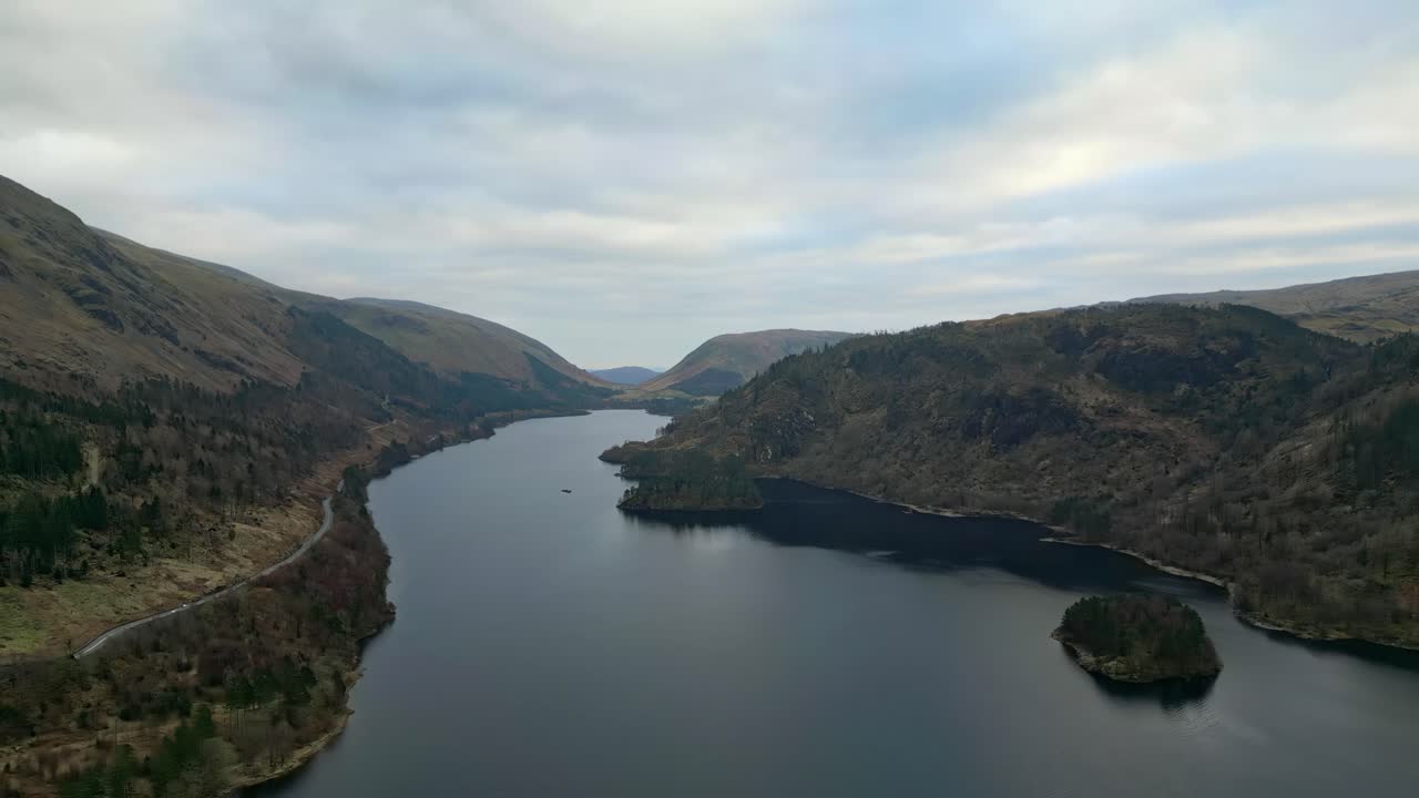 thirlmere, 호수 지구, cumbria, 영국을 통해 hevellyn 산을 바라 보는 영화 공중 영상