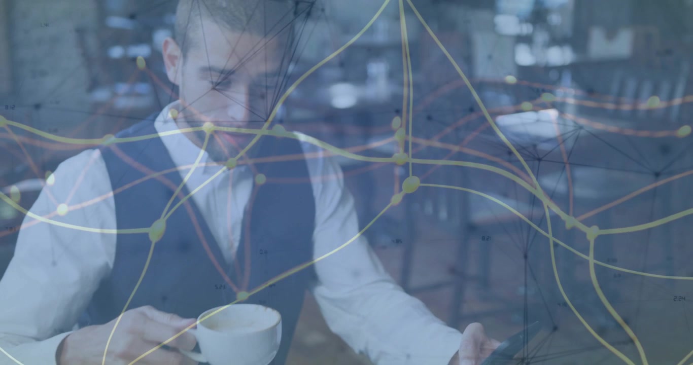 Uomo che prende lo smartphone in un caffè, analizzando un overlay di rete tecnologica, scorrendo e sorseggiando caffè.