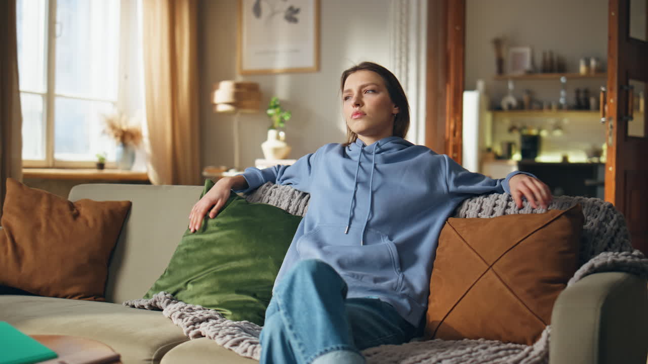 소파에서 휴식을 취하는 여자