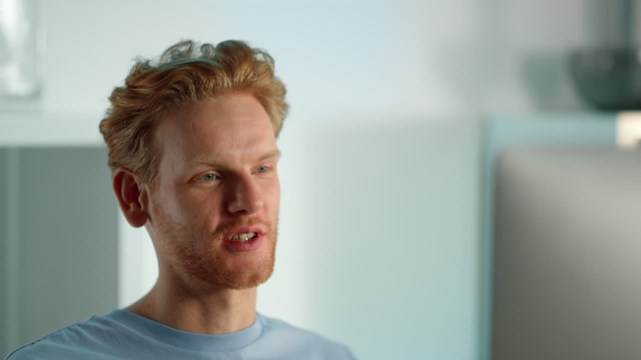 린저맨이 친구들과 비디오 컨퍼런스를 하고 주말을 즐기고 있습니다.