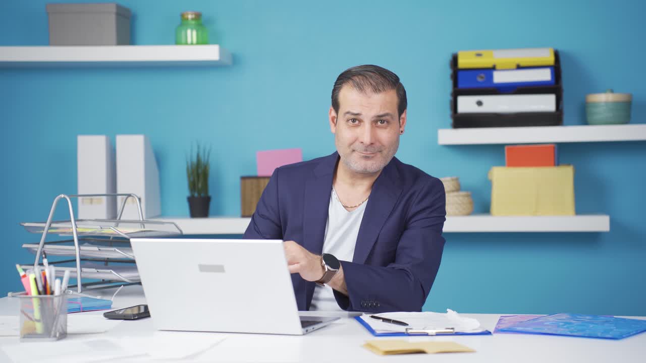 el hombre de negocios confiado cruza los brazos y mira a la cámara.