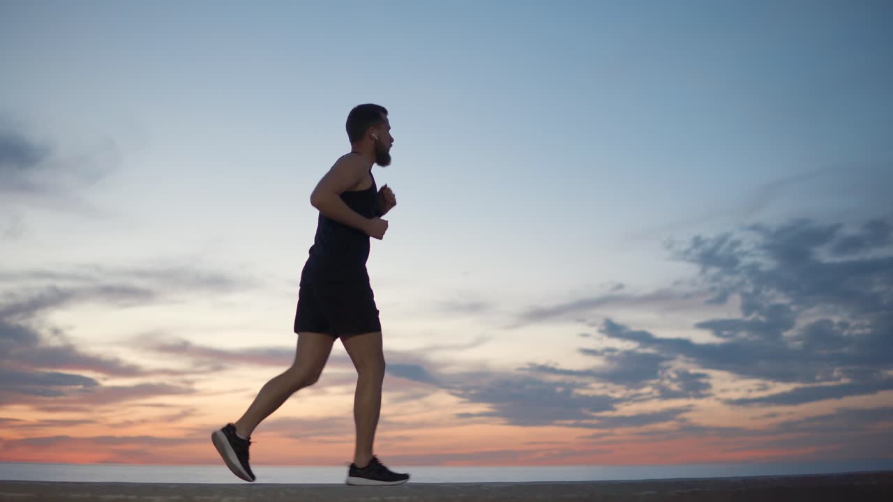 hombre corriendo al atardecer