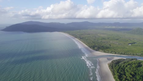 Malerischer-Ozean-Und-Fluss-Im-Daintree-Nationalpark,-Weit-Im-Norden-Von-Queensland,-Australien---Drohnenaufnahme-Aus-Der-Luft