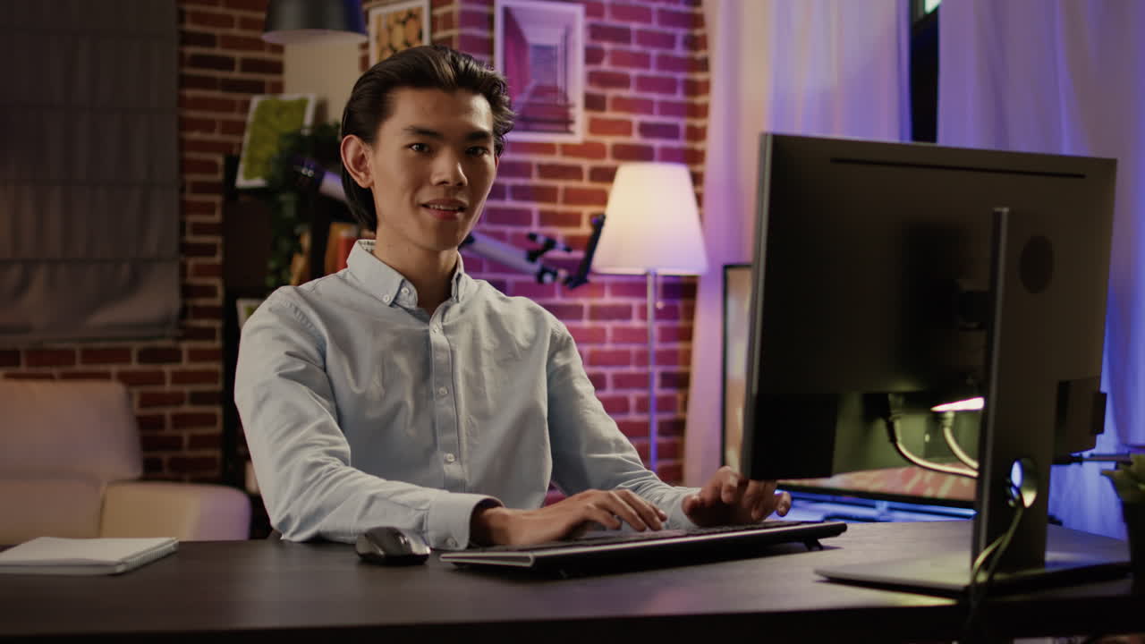 hombre trabajando en la computadora en el escritorio