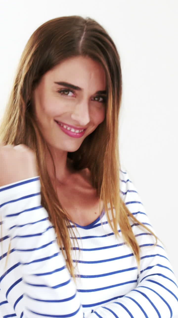 morena jugando con su hermoso cabello