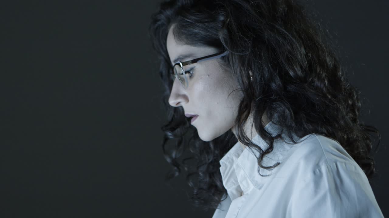 어두운 사무실에서 일하는 젊은 사업가