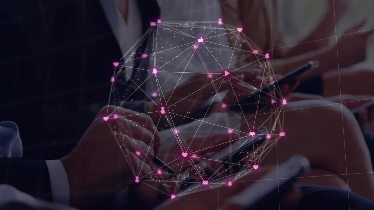 globo de iconos digitales contra personas de negocios que usan teléfonos inteligentes