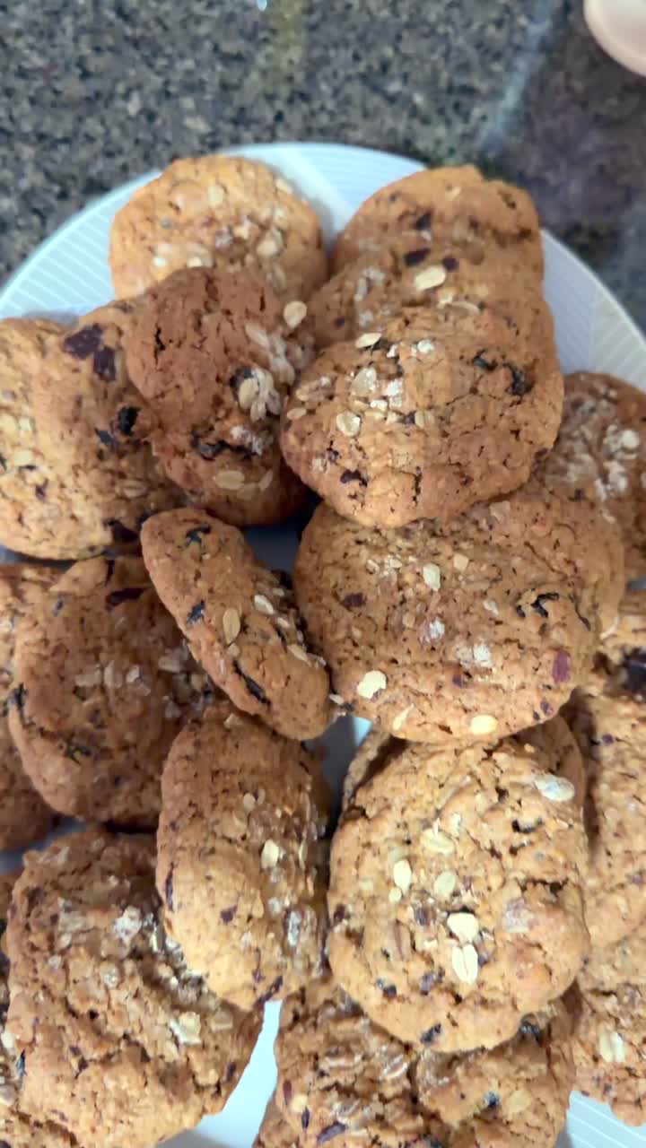 Movimento al rallentatore di biscotti all'avena e uvetta in un piatto, Mahe, Seychelles 25fps