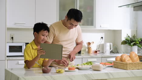 Hombre-Asiático-Y-Niño-En-La-Cocina